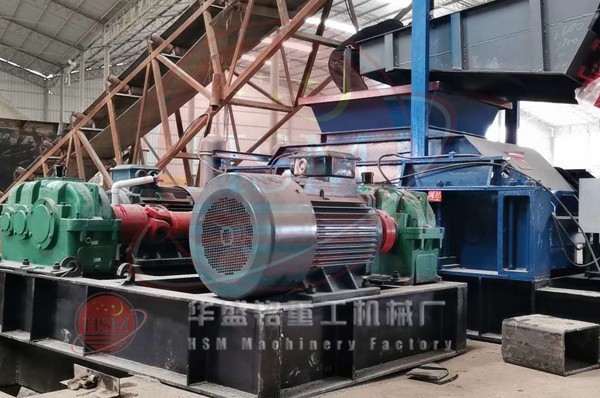 大型液壓對輥制砂機西華安裝現(xiàn)場 